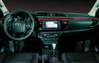 Hilux SR Challenge 4x4 traz de srie volante com funo de udio, telefone e comandos de voz e display de mltiplas funes(foto: Toyota / Divulgao)