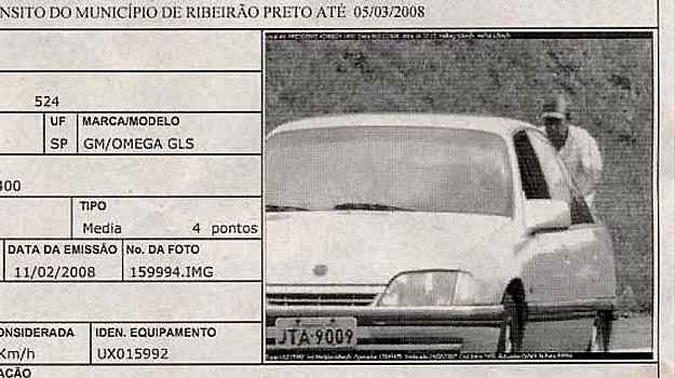 Proprietário do Omega aproveitou o ciclista atrás do carro para dizer que empurrava o veículo em um aclive Proprietário do Omega aproveitou o ciclista atrás do carro para dizer que empurrava o veículo em um aclive