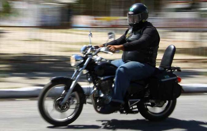 Motociclistas so as maiores vtimas do Sol. Camisas UV e jaquetas ajudam na proteo(foto: Lais Telles/Esp DP/D.A Press)