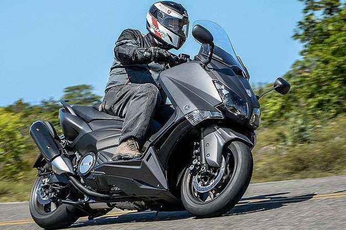 Com aros de 15 polegadas e pneus esportivos, encara curvas sem timidez(foto: Sthephan Solon/Yamaha/Divulgação) Com aros de 15 polegadas e pneus esportivos, encara curvas sem timidez(foto: Sthephan Solon/Yamaha/Divulgação)