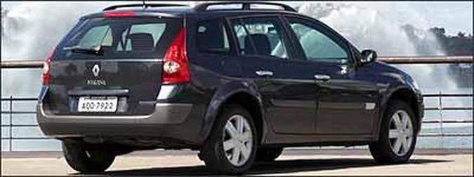 Lanternas verticais no alto da coluna traseira d�o charme e barras do bagageiro s�o acess�rios