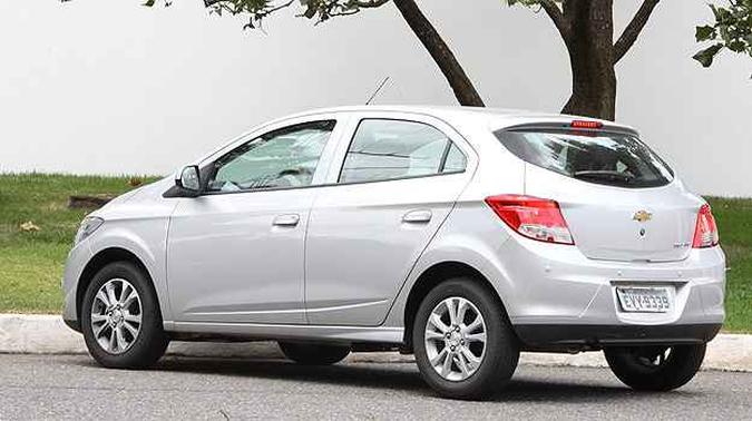 Chevrolet Onix tem linhas traseiras limpas e lanternas proporcionais(foto: Marlos Ney Vidal/EM/D.A Press) Chevrolet Onix tem linhas traseiras limpas e lanternas proporcionais(foto: Marlos Ney Vidal/EM/D.A Press)