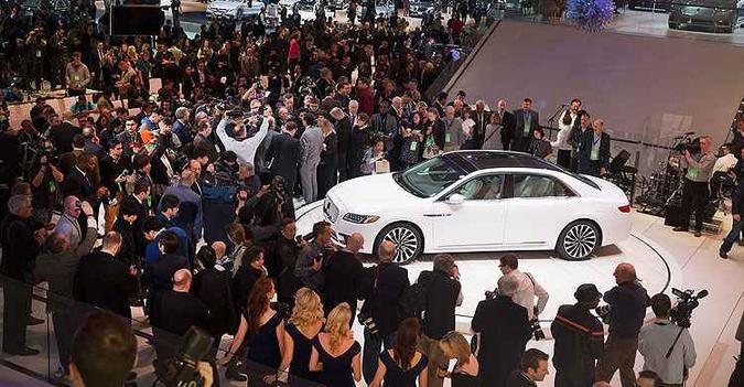 Detroit apresenta novidades para o mercado americano, como o Lincoln Continental (foto: Scott Olson/Getty Images/AFP ) Detroit apresenta novidades para o mercado americano, como o Lincoln Continental (foto: Scott Olson/Getty Images/AFP )