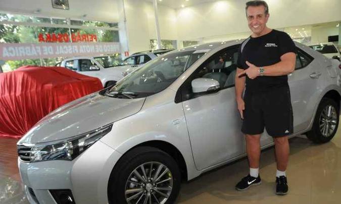 O personal trainer Ronaldo Brasileiro de Assis Martins compra o oitavo Corolla na Osaka: carro é fenomenal(foto: Cristina Horta/EM/D.A Press ) O personal trainer Ronaldo Brasileiro de Assis Martins compra o oitavo Corolla na Osaka: carro é fenomenal(foto: Cristina Horta/EM/D.A Press )
