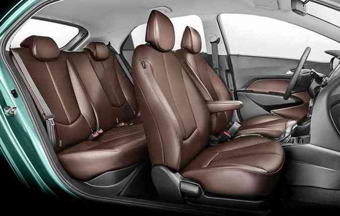 Pacote Dark Brown inclui bancos, painel das portas dianteiras e manopla de cmbio em couro marrom(foto: Hyundai/divulgao )