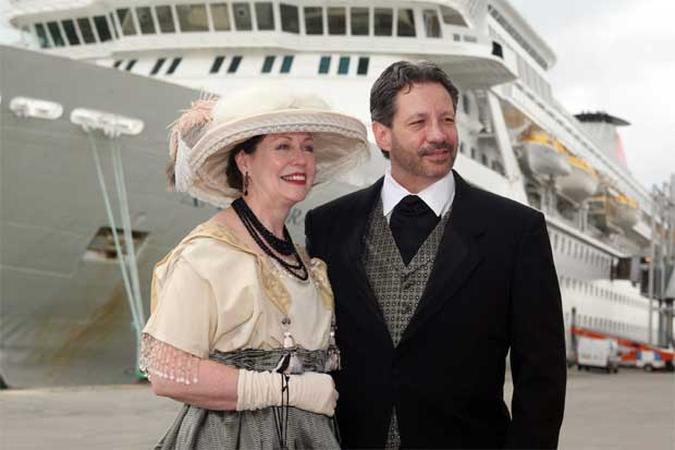 Mary Beth Crocker Dearing e Tom Dearing posam para foto com trajes da �poca na frente do MS Balmoral. O navio vai levar, entre os tripulantes, descendentes dos mortos da trag�dia (foto: AFP PHOTO /TITANIC MEMORIAL CRUISES/SIMON BROOKE)