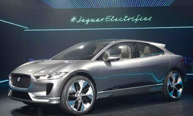 Jaguar I-Pace é o primeiro SUV elétrico da marca e tem 400cv de potência, com autonomia para rodar 500 quilômetros(foto: Fabrice Coffrini/AFP) Jaguar I-Pace é o primeiro SUV elétrico da marca e tem 400cv de potência, com autonomia para rodar 500 quilômetros(foto: Fabrice Coffrini/AFP)