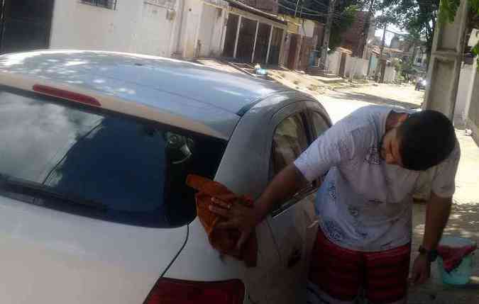 O recm-motorista do Uber, Kayque Almeida, lava o carro todos os dias com a gua do ar-condicionado(foto: Kayque Almeida/Divulgao)