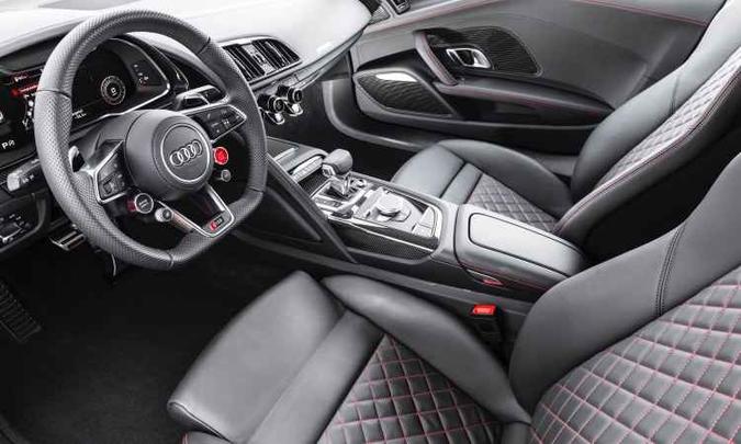 Interior tem acabamento sofisticado, com couro e costura contrastante nos bancos(foto: Audi/Divulgação) Interior tem acabamento sofisticado, com couro e costura contrastante nos bancos(foto: Audi/Divulgação)