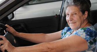 Ao fechar a compra de um Classic, na Grande Minas, Ângela Cecília Nogueira conta que teve quatro modelos Chevrolet e não quer mudar de marca(foto: Cristina Horta/EM/D.A Press) Ao fechar a compra de um Classic, na Grande Minas, Ângela Cecília Nogueira conta que teve quatro modelos Chevrolet e não quer mudar de marca(foto: Cristina Horta/EM/D.A Press)