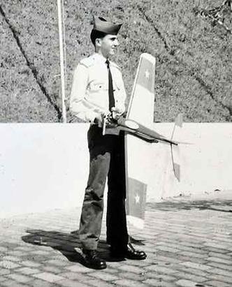 Jorge Canto com o modelo de aeromodelismo que construiu(foto: Arquivo Pessoal) Jorge Canto com o modelo de aeromodelismo que construiu(foto: Arquivo Pessoal)