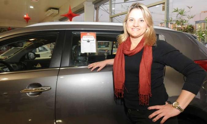 Viviane dos Santos Guitti acompanhou o marido na revisão do Cadenza, na Automark, e namorou o Sportage (foto: Cristina Horta/EM/D.A Press) Viviane dos Santos Guitti acompanhou o marido na revisão do Cadenza, na Automark, e namorou o Sportage (foto: Cristina Horta/EM/D.A Press)