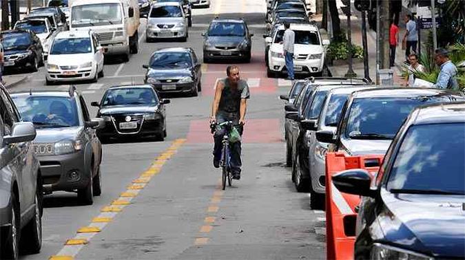No quarteirão da Rua Fernandes Tourinho, entre ruas da Bahia e Espírito Santo, ciclista fica entre veículos estacionados e o trânsito intenso(foto: Gladyston Rodrigues/EM/D.A PRESS) No quarteirão da Rua Fernandes Tourinho, entre ruas da Bahia e Espírito Santo, ciclista fica entre veículos estacionados e o trânsito intenso(foto: Gladyston Rodrigues/EM/D.A PRESS)