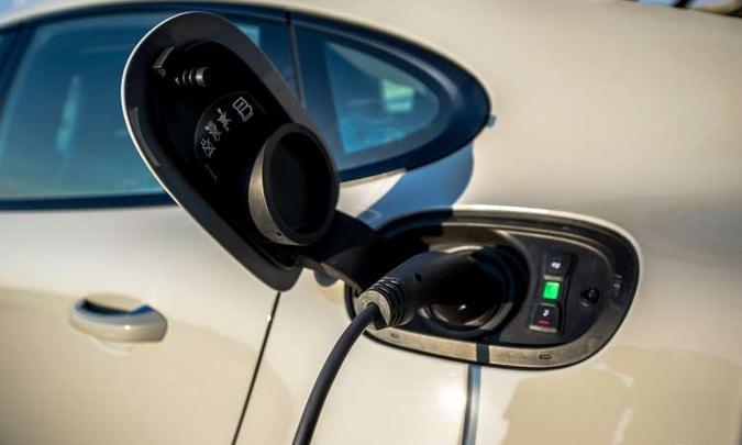 A bateria que alimenta o motor elétrico pode ser recarregada também em tomada residencial(foto: Porsche/Divulgação) A bateria que alimenta o motor elétrico pode ser recarregada também em tomada residencial(foto: Porsche/Divulgação)