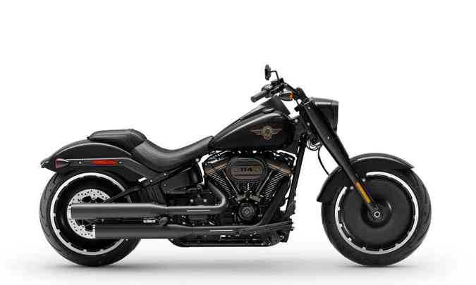 A pintura em preto inclui os escapes e capas da suspensão dianteira(foto: Harley-Davidson/Divulgação)