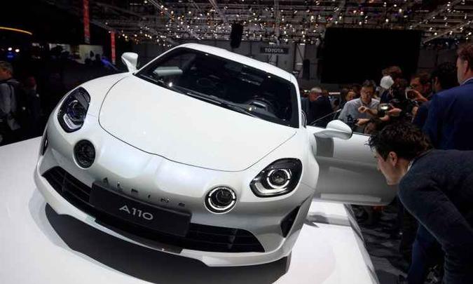 A Alpine, marca que pertence à Renault, apresenta o A110, com carroceria de alumínio e motor 1.8 turbo de 300cv de potência(foto: Fabrice Coffrini/AFP) A Alpine, marca que pertence à Renault, apresenta o A110, com carroceria de alumínio e motor 1.8 turbo de 300cv de potência(foto: Fabrice Coffrini/AFP)