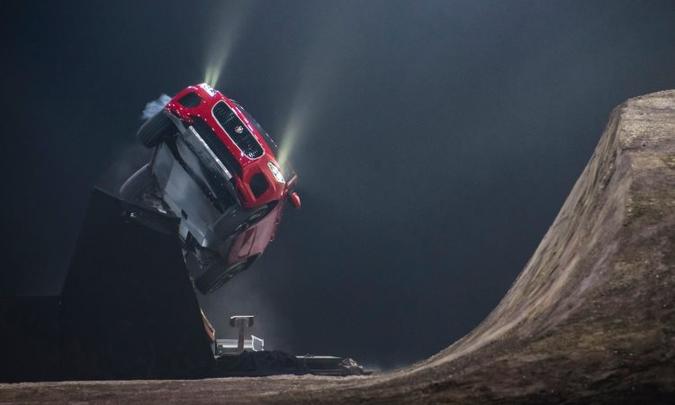 Para demonstrar a rigidez da carroceria e a força do conjunto mecânico, o dublê Terry Grant alçou voo com o E-Pace...(foto: Jaguar/Divulgação) Para demonstrar a rigidez da carroceria e a força do conjunto mecânico, o dublê Terry Grant alçou voo com o E-Pace...(foto: Jaguar/Divulgação)