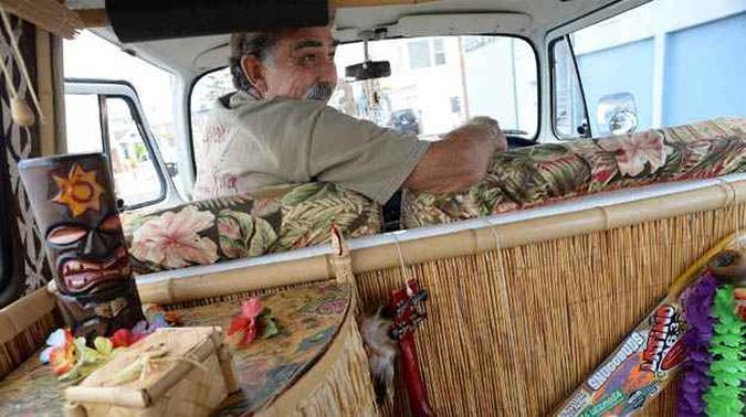 Mark ornamentou o interior de sua Kombi com palhas e elementos florais Mark ornamentou o interior de sua Kombi com palhas e elementos florais