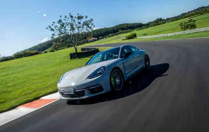 Porsche lana no Brasil o novo Panamera 4 hbrido que pode rodar 50 quilmetros no modo eltrico.(foto: Porsche/Divulgao)