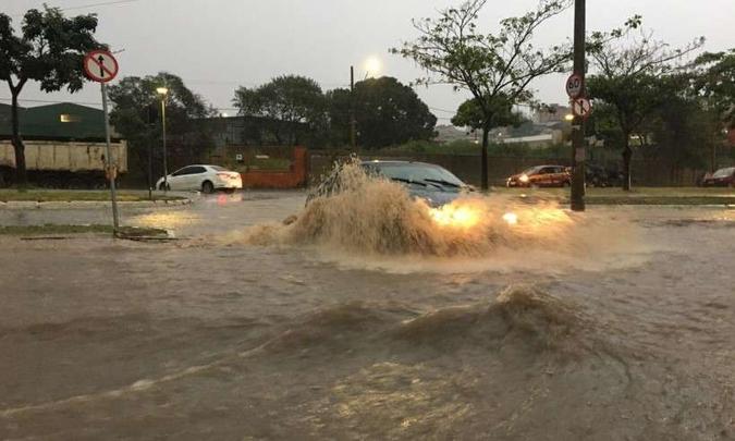 Ao atravessar um trecho inundado, é preciso manter o câmbio em primeira ou segunda marcha, passando devagar(foto: Jorge Lopes/EM/D.A Press) Ao atravessar um trecho inundado, é preciso manter o câmbio em primeira ou segunda marcha, passando devagar(foto: Jorge Lopes/EM/D.A Press)