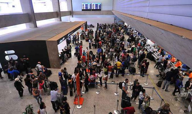 Usuários do aeroporto de Confins também revelaram na pesquisa os motivos que definem a escolha do local de embarque(foto: Ramon Lisboa/EM/D.A Press) Usuários do aeroporto de Confins também revelaram na pesquisa os motivos que definem a escolha do local de embarque(foto: Ramon Lisboa/EM/D.A Press)