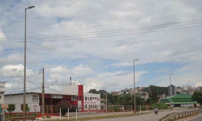 Na MG-431, onde há uma universidade às margens da estrada, há poucos postes remanescentes(foto: Bruno Freitas/EM/D.A Press) Na MG-431, onde há uma universidade às margens da estrada, há poucos postes remanescentes(foto: Bruno Freitas/EM/D.A Press)