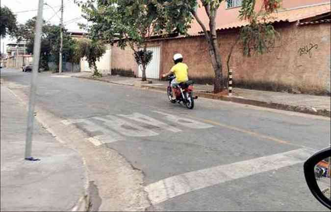 Seja nas ruas tranquilas de bairro ou na rea central da capital, aumenta o nmero de ciclomotores circulando sem placa de licena e com adolescentes pilotando(foto: Marlos Ney Vidal/EM/D.A Press)