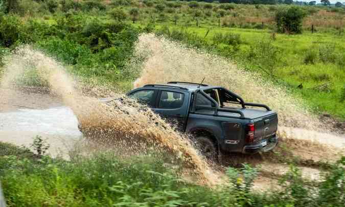 No fora de estrada, a Z71 foi bem sobre piso irregular, buracos e um trecho de areia fofa(foto: Chevrolet/Divulgação)