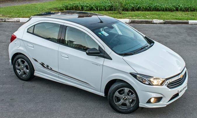 Prestes a trocar de geração, Chevrolet Onix enxerga a concorrência pelo retrovisor(foto: Chevrolet/Divulgação) Prestes a trocar de geração, Chevrolet Onix enxerga a concorrência pelo retrovisor(foto: Chevrolet/Divulgação)