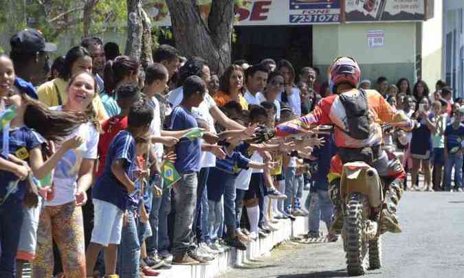 Populao de Inimutaba parou para saudar os participantes do enduro no Centro da cidade(foto: Lo Corrosivo/TCMG/Divulgao)