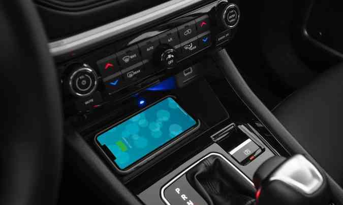 No console, o sistema de carregamento do celular por indução, sem fio, também é de série(foto: Jeep/Divulgação)