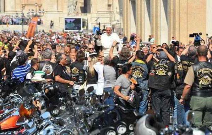 O Papa Francisco benzeu milhares de motociclistas e motocicletas da Harley-Davidson(foto: divulga��o)