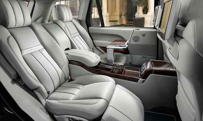 Entre os bancos traseiros foi colocado um console central com compartimento refrigerado(foto: Land Rover/Divulgação) Entre os bancos traseiros foi colocado um console central com compartimento refrigerado(foto: Land Rover/Divulgação)