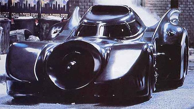 Na ficção, o Batmóvel conta com o auxílio da propulsão a jato, que na realidade cede lugar ao mais realista motor V8 5.7 de origem Chevrolet, que já moveu modelos esportivos como o Camaro e Corvette Na ficção, o Batmóvel conta com o auxílio da propulsão a jato, que na realidade cede lugar ao mais realista motor V8 5.7 de origem Chevrolet, que já moveu modelos esportivos como o Camaro e Corvette
