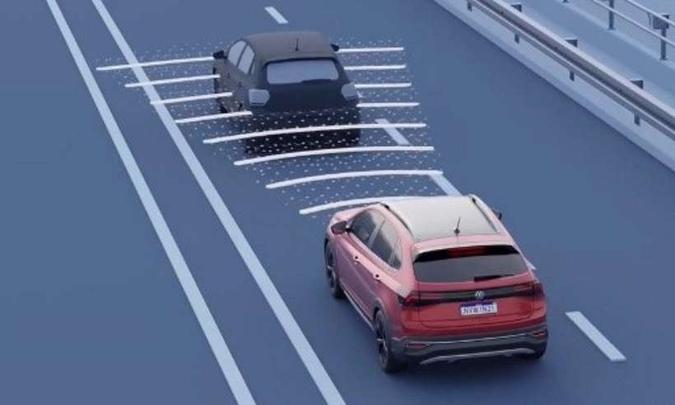 Modelo tem sistema que faz a leitura da distância e velocidade do veículo que está à frente(foto: Volkswagen/Divulgação) Modelo tem sistema que faz a leitura da distância e velocidade do veículo que está à frente(foto: Volkswagen/Divulgação)