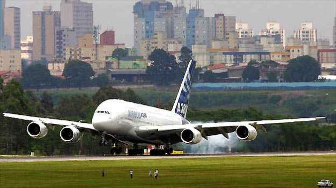 De envergadura, o A380 possui 79,8 metros(foto: ALEX SILVA/AGENCIA ESTADO/AE)