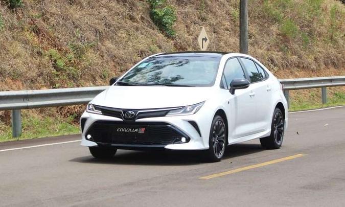 O novo Corolla GR-S traz faris de LED com acendimento automtico, lanternas dianteiras com luzes diurnas (DRL) e faris de neblina dianteiros em LED(foto: Toyota/Divulgao)