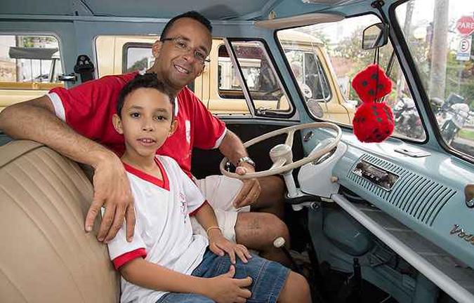 Kombi Luxo 1970 - O carro é o xodó do bancário Helbert Rafael Silva Pinto e o filho João Gabriel(foto: Thiago Ventura/EM/D.A Press) Kombi Luxo 1970 - O carro é o xodó do bancário Helbert Rafael Silva Pinto e o filho João Gabriel(foto: Thiago Ventura/EM/D.A Press)