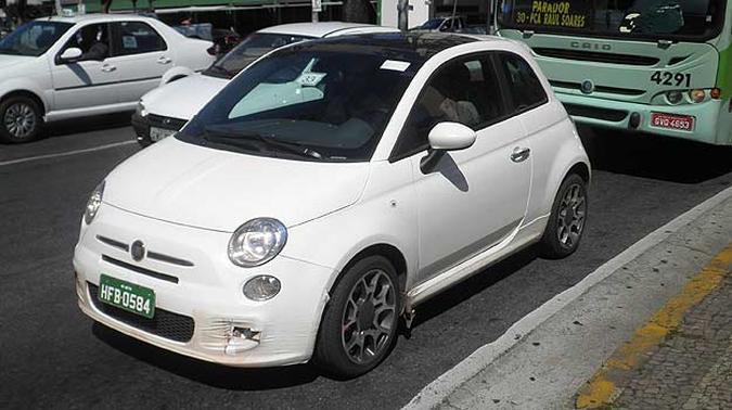 Fiat 500 MultiAir camuflado � flagrado em testes no Centro de Belo Horizonte (foto: Julio Cabral/EM/D.A. Press )