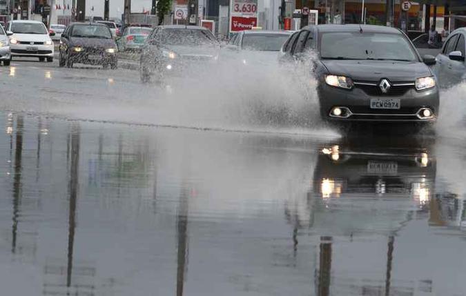 Reviso nos pneus pode evitar a aquaplanagem(foto: Nando Chiappetta/DP)