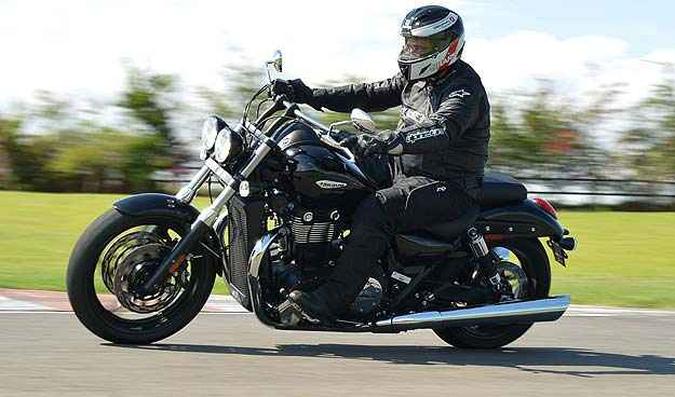 Faróis redondos, muito torque e conforto. A Thunderbird Storm também encara curvas(foto: Sthefan Solon/Triumph/Divulgação) Faróis redondos, muito torque e conforto. A Thunderbird Storm também encara curvas(foto: Sthefan Solon/Triumph/Divulgação)