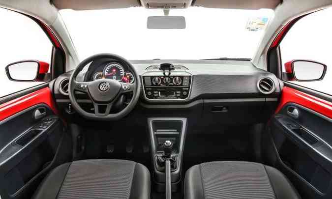 O VW up! tem interior com acabamento espartano e espaço ideal para quatro ocupantes(foto: Volkswagen/Divulgação)