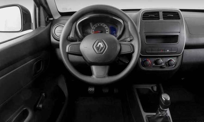 Interior da versão de entrada Life traz vidros a manivela e falta conta-giros e rádio(foto: Renault/Divulgação) Interior da versão de entrada Life traz vidros a manivela e falta conta-giros e rádio(foto: Renault/Divulgação)