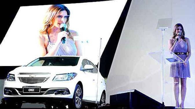 Fernanda Lima apresentou o Chevrolet Onix (foto: Salão do Automóvel/Divulgação) Fernanda Lima apresentou o Chevrolet Onix (foto: Salão do Automóvel/Divulgação)