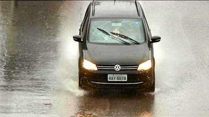 Com as pancadas de verão, o asfalto acumula muita água e o carro pode virar um esqui(foto: Alexandre Guzanche/EM/D.A PRESS) Com as pancadas de verão, o asfalto acumula muita água e o carro pode virar um esqui(foto: Alexandre Guzanche/EM/D.A PRESS)