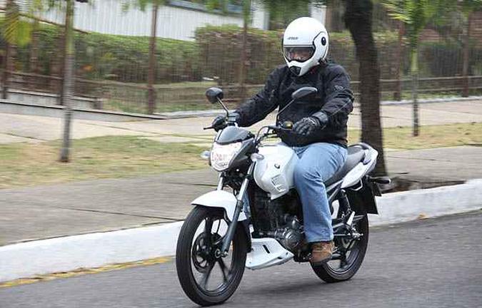 Equipada com rodas de liga leve, painel completo, freio a disco na roda dianteira e visual atualizado, motocicleta chega para brigar no segmento nacional mais concorrido (foto: Marlos Ney Vidal/EM) Equipada com rodas de liga leve, painel completo, freio a disco na roda dianteira e visual atualizado, motocicleta chega para brigar no segmento nacional mais concorrido (foto: Marlos Ney Vidal/EM)