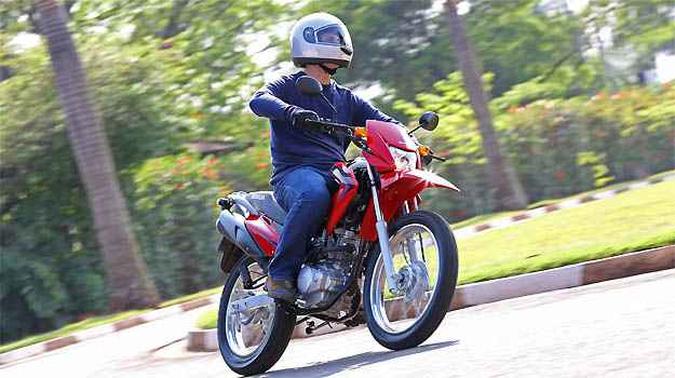 A Bros 125 tem freios a tambor nas duas rodas A Bros 125 tem freios a tambor nas duas rodas