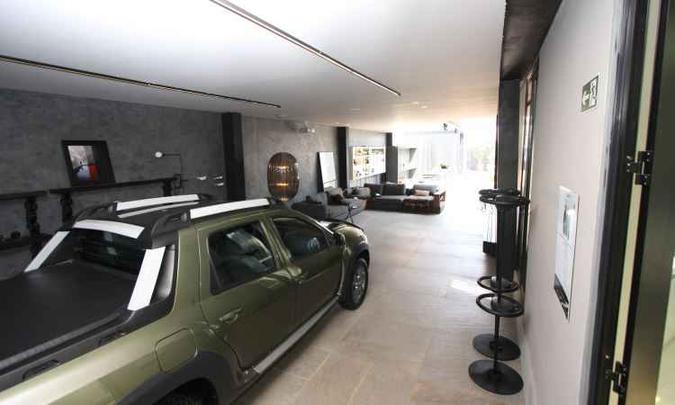 Ao adentrar a garagem, o primeiro espaço é destinado ao carro. Ali é possível estacionar dois veículos(foto: Edésio Ferreira/EM/D.A. Press) Ao adentrar a garagem, o primeiro espaço é destinado ao carro. Ali é possível estacionar dois veículos(foto: Edésio Ferreira/EM/D.A. Press)