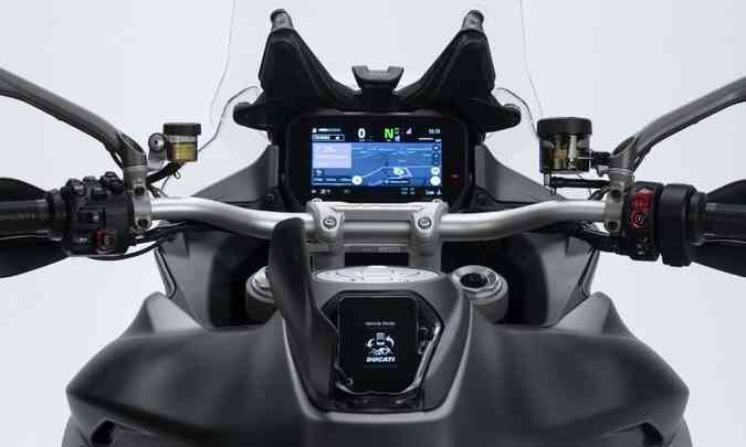 Na Ducati Multistrada o painel tem diferentes configurações e o celular tem lugar próprio(foto: Ducati/Divulgação)
