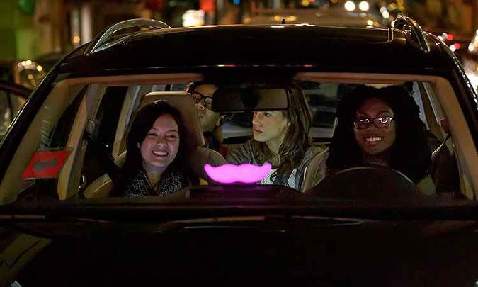 Bigode rosa identifica carro do Lyft(foto: Lyft/Divulgação) Bigode rosa identifica carro do Lyft(foto: Lyft/Divulgação)